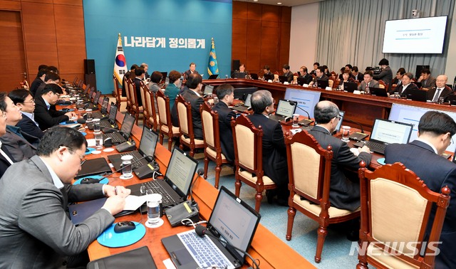 [서울=뉴시스]박영태 기자 = 문재인 대통령이 24일 청와대 여민관에서 열린 수석 보좌관회의를 주재하고 있다. 2020.02.24.since1999@newsis.com