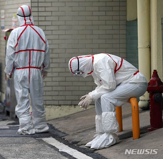 [대구=뉴시스] 이무열 기자 = 신종 코로나바이러스 감염증(코로나19) 확진자가 무더기로 급증하고 있는 24일 오후 대구 중구 계명대학교 대구동산병원에서 한 방역 관계자가 시설물에 앉아 잠시 휴식을 취하고 있다. 2020.02.24.&nbsp; lmy@newsis.com 