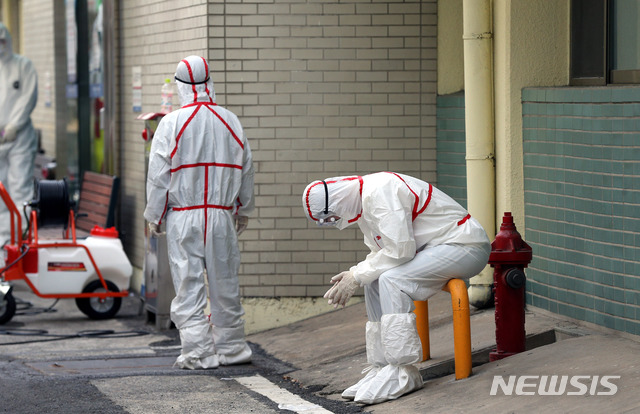 [대구=뉴시스] 이무열 기자 = 신종 코로나바이러스 감염증(코로나19) 확진자가 무더기로 급증하고 있는 24일 오후 대구 중구 계명대학교 대구동산병원에서 한 의료진이 시설물에 앉아 잠시 휴식을 취하고 있다. 2020.02.24.lmy@newsis.com