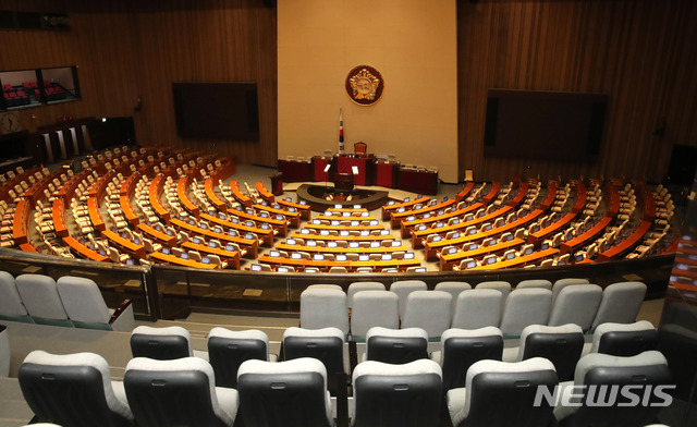 [서울=뉴시스]김명원 기자 = 신종 코로나바이러스 감염증(코로나19) 확산 사태로 인해 24일 정치·외교·통일·안보 분야 대정부질문을 위해 열릴 예정이었던 국회 본회의가 연기됐다. 사진은 24일 오후 국회 본회의장 모습. 2020.02.24. kmx1105@newsis.com