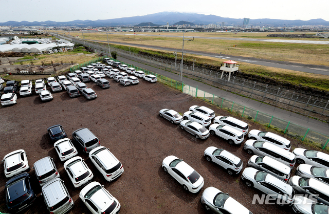 [제주=뉴시스] 제주공항 인근 렌터카 보관소에 렌터카가 주차돼 있다. (사진=뉴시스DB) photo@newsis.com
