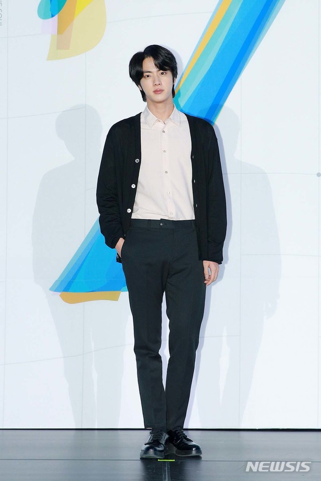 [서울=뉴시스]그룹 방탄소년단 진. (사진=빅히트엔터테인먼트 제공) 2020.02.24. photo@newsis.com