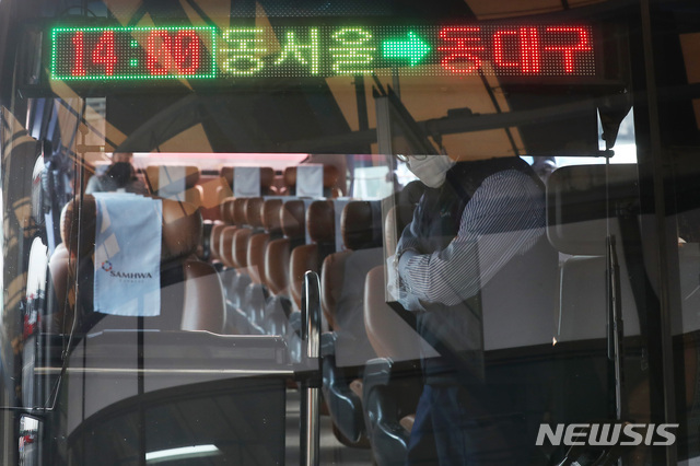 [서울=뉴시스]전신 기자 = 24일 서울 광진구 동서울종합터미널에서 동대구행 버스가 승객이 없어 텅 비어 있다. 2020.02.24.&nbsp; photo1006@newsis.com