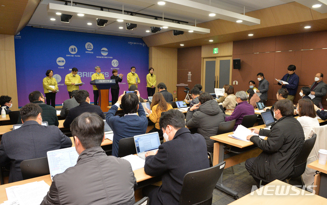 [울산=뉴시스] 배병수 기자 = 김석진 울산시 행정부지장은 24일 오후 시청 프레스센터에서 신종 코로나바이러스 감염증(코로나19) 울산 두 번째 확진자 발생에 따른 시민들에게 호소문을 발표하고 있다. 2020.02.24. bbs@newsis.com