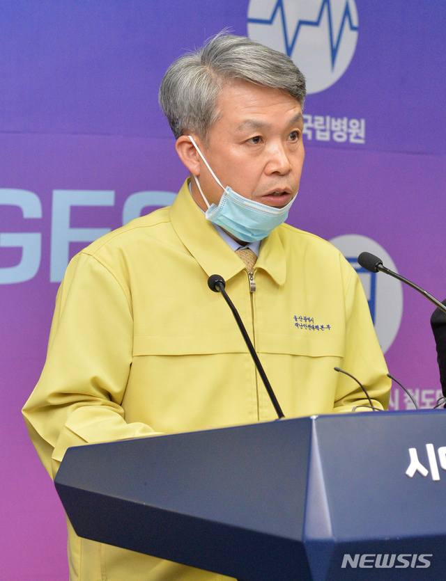 [울산=뉴시스] 배병수 기자 = 김석진 울산시 행정부지장은 24일 오후 시청 프레스센터에서 신종 코로나바이러스 감염증(코로나19) 울산 두 번째 확진자 발생에 따른 시민들에게 호소문을 발표하고 있다. 2020.02.24.&nbsp; bbs@newsis.com 