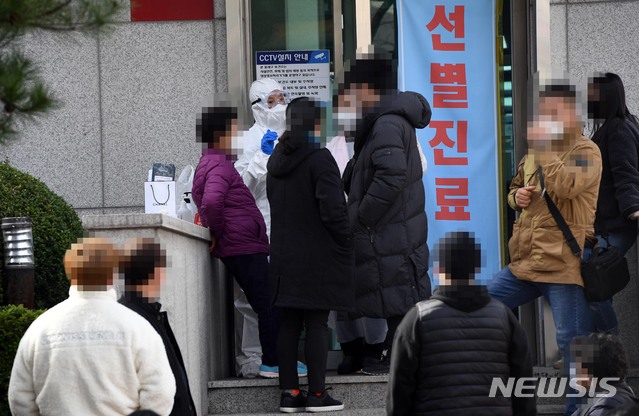 [부산=뉴시스] 하경민 기자 = 신종 코로나바이러스 감염증(코로나19)이 확산 중인 24일 오후 부산 동래구 보건소 선별진료소를 찾은 시민들이 상담을 받고 있다. 부산에서는 이날 오전 11시 기준 코로나19 확진환자 수는 총 38명이다. 2020.02.24.&nbsp; yulnetphoto@newsis.com