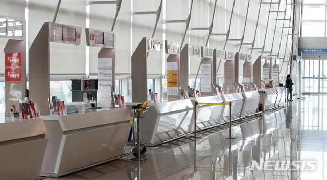 [인천공항=뉴시스] 고범준 기자 = 신종 코로나 바이러스 감염증(코로나19) 사태가 이어지고 있는 가운데 24일 인천국제공항 제1터미널 출국장 여행사 카운터가 한산한 모습을 보이고 있다. 2020.02.24. bjko@newsis.com