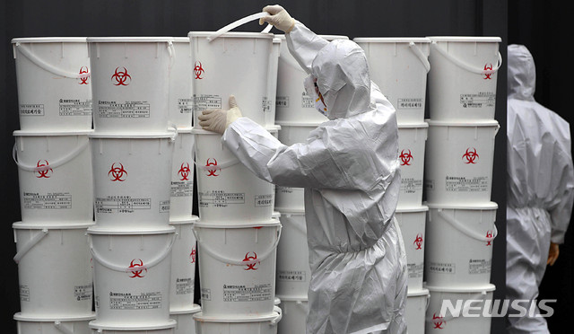 [대구=뉴시스] 이무열 기자 = 신종 코로나바이러스 감염증(코로나19) 확진자가 무더기로 급증하고 있는 24일 오후 대구 중구 계명대학교 대구동산병원에서 한 의료진이 코로나19 진료에 사용했던 방호복과 마스크 등이 담긴 의료용 폐기물을 옮기고 있다. 2020.02.24.lmy@newsis.com