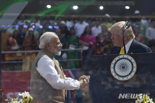 [아마다바드=AP/뉴시스]도널드 트럼프(오른쪽) 미국 대통령이 24일(현지시간) 인도 아마다바드의 사르다르 파텔 경기장에서 열린 '나마스떼 트럼프' 행사에 참석해 나렌드라 모디 총리와 악수하고 있다. 1박 2일 일정으로 인도를 찾은 트럼프 대통령은 세계 최대 크리켓 경기장 '사르다르 파텔' 경기장에서 10만여 관중이 운집한 이 행사에 참석했다. 2020.02.24.