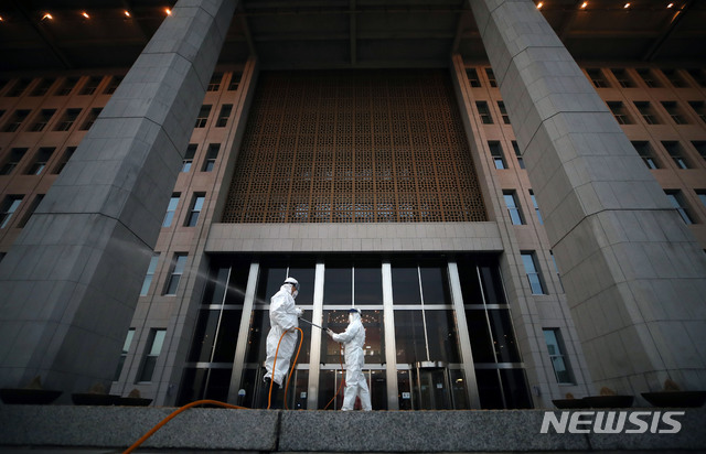 [서울=뉴시스] 김진아 기자 = 신종 코로나바이러스 감염증(코로나19) 확진자가 국회에서 열린 토론회에 참석했던 것이 확인된 24일 오후 서울 여의도 국회에서 관계자들이 방역작업을 하고 있다. 2020.02.24. photo@newsis.com