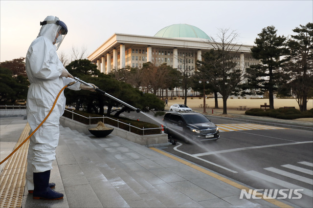 [서울=뉴시스] 김진아 기자 = 신종 코로나바이러스 감염증(코로나19) 확진자가 국회에서 열린 토론회에 참석했던 것이 확인된 24일 오후 서울 여의도 국회에서 관계자들이 방역작업을 하고 있다. 2020.02.24. photo@newsis.com