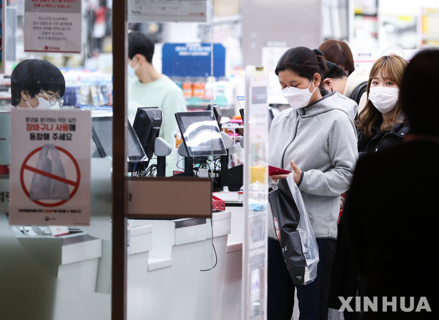 (200224) -- SEOUL, Feb. 24, 2020 (Xinhua) -- Local residents wait to pay at the counter in a shop in Seoul, South Korea, Feb. 24, 2020. South Korea confirmed 231 more cases of the COVID-19 on Monday, raising the total number of infections to 833, and the death toll rose to eight.    The country raised its four-tier virus alert to the highest "red" level on Sunday as the virus infections soared for the past week. (Xinhua/Wang Jingqiang)