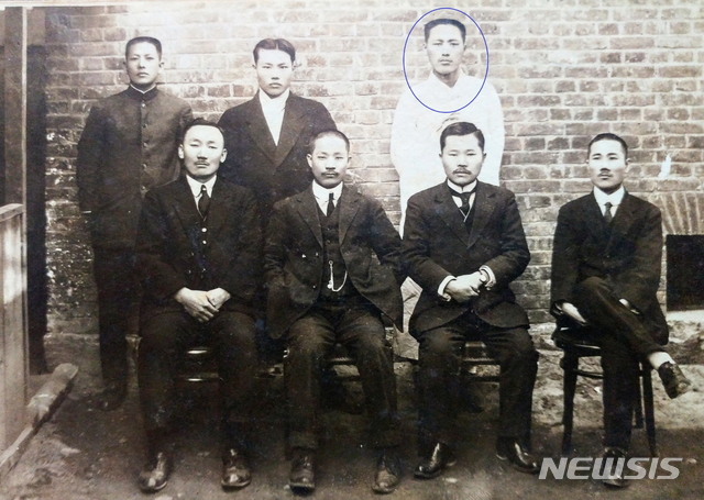뒷줄 흰 두루마기 입은 분(원내) 윤주석, 앞줄 맨 우측 안희제, 맨 좌측 이우식 선생(1921년).