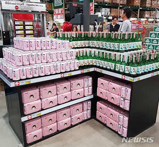 [서울=뉴시스] 태국 Makro 매장내에 하이트진로 제품이 진열돼 있다. 