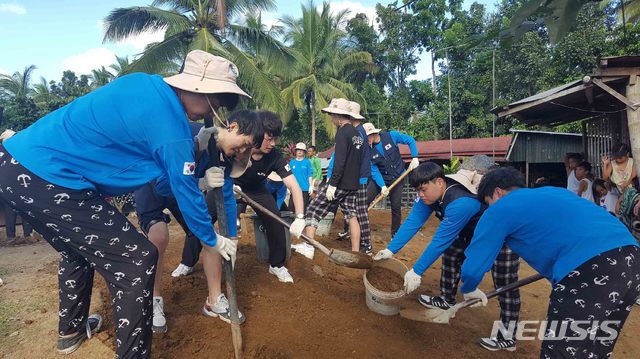 영진전문대가 2020 한국에서 가장 존경받는 대학에 선정됐다. 사진은 영진전문대학교 봉사단이 지난 1월 필리핀에서 봉사활동을 펼치고 있다.