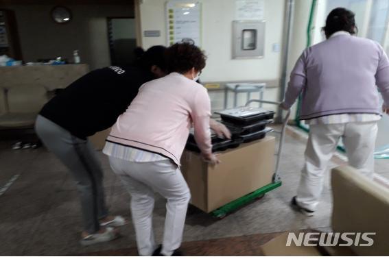 대남병원에서 도시락을 나르고 있는 간호사 