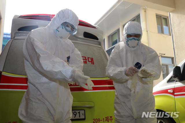 [제주=뉴시스] 제주도소방본부 코로나19 구급대원이 출동하기 전 보호복을 입고 있다.(제주도소방본부 제공) 