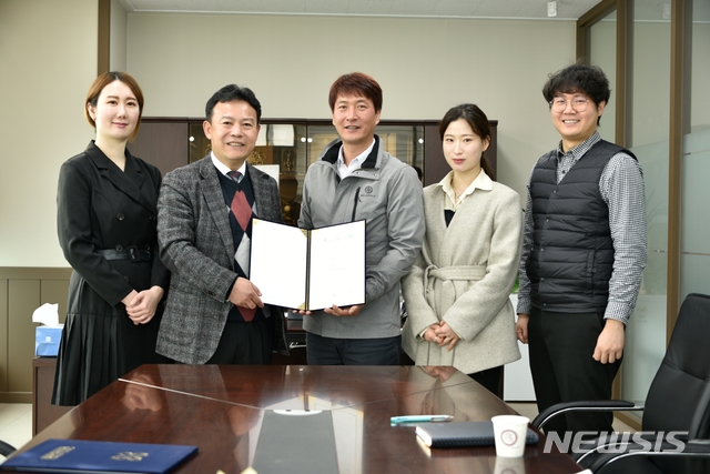 [청주=뉴시스] 조성현 기자= 충북의 드론국가자격 전문교육기관인 ㈜풍년드론교육원이 지난 21일 ㈜한양측량시스템과 업무협약을 체결했다. (사진=㈜풍년드론교육원 제공) 2020.02.25. photo@newsis.com