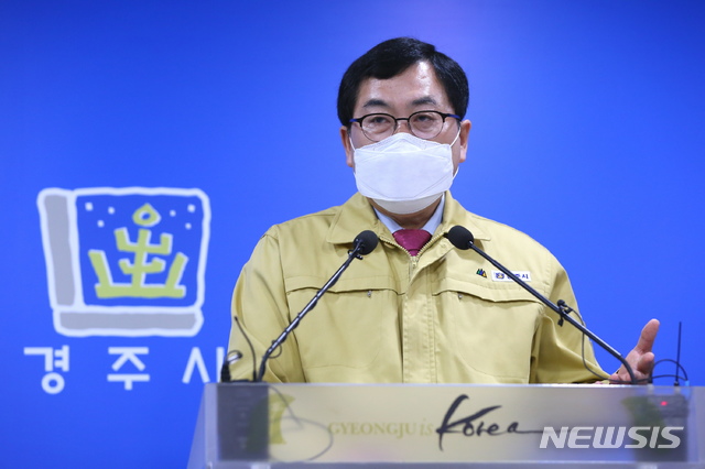 [경주=뉴시스] 25일 코로나19 관련 브리핑을 하고 있는 주낙영 경주시장
