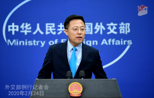 [서울=뉴시스] 중국 외교부 자오리젠(趙立堅) 신임 대변인이 24일 베이징에서 열린 정례 기자회견을 처음으로 주재하며 기자들의 질문에 응답하고 있다. (사진출처: 중국 외교부 홈페이지 캡처) 2020.02.25 