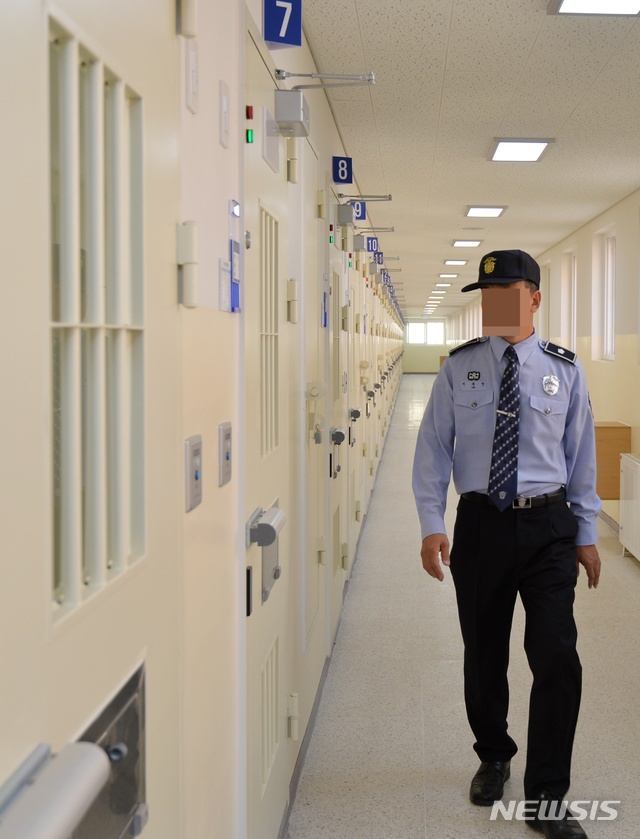 [서울=뉴시스] 구치소를 둘러보는 교도관.