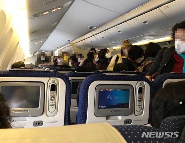 [서울=뉴시스] 이영환 기자 = 한국인 관광객들이 24일 오후(현지시간) 이스라엘 벤구리온국제공항에서 이스라엘항공 LY특별편에 탑승해 출발 준비를 하고 있다. (사진=쿠키뉴스 제공) 2020.02.25.&nbsp; photo@newsis.com 