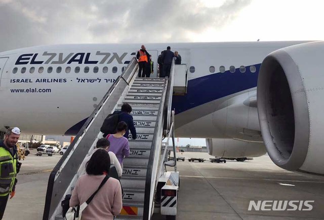 [서울=뉴시스] 이영환 기자 = 한국인 관광객들이 24일 오후(현지시간) 이스라엘 벤구리온국제공항에서 이스라엘항공 LY특별편에 오르고 있다. (사진=쿠키뉴스 제공) 2020.02.25.&nbsp; photo@newsis.com 