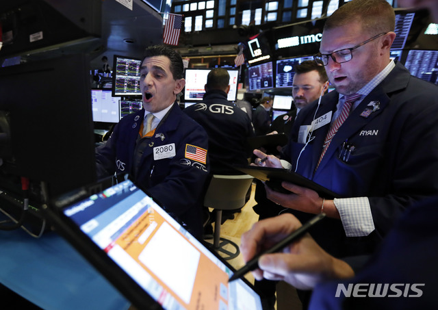 [뉴욕=AP/뉴시스]24일(현지시간) 뉴욕증권거래소(NYSE)의 모습. 2020.02.25. 