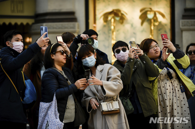 [밀라노=AP/뉴시스] 24일(현지시간) 신종 코로나바이러스 감염증(코로나19) 환자가 폭증한 이탈리아 밀라노 중심가에서 마스크를 쓴 관광객들이 사진을 찍고 있다. 이탈리아 누적 확진자는 최소 229명이며 사망자는 7명으로 늘었다. 2020.02.25.