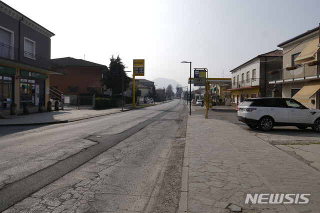 [베네토(이탈리아)=AP/뉴시스]24일(현지시간) 신종 코로나바이러스 감염증 확진자가 대거 발생한 이탈리아 북부 베네토 거리가 텅 비어 있다. 2020.02.25. 