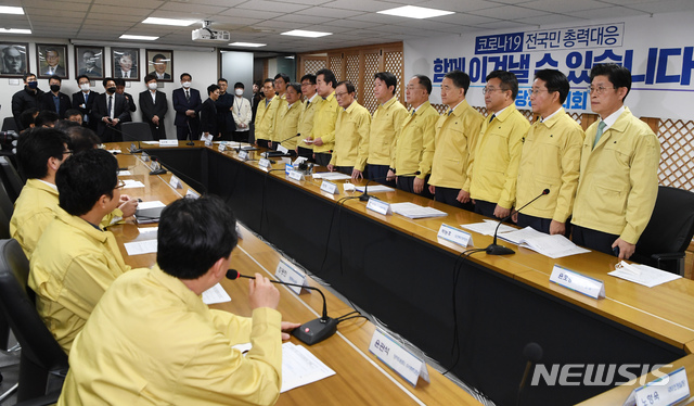 [서울=뉴시스] 장세영 기자 = 김상조 청와대 정책실장과 이낙연 코로나19 재난안전대책위원회 위원장, 이해찬 대표, 이인영 원내대표, 홍남기 경제부총리, 박능후 보건복지부 장관이 25일 오전 서울 여의도 더불어민주당 중앙당사에서 열린 당정협의회에 참석하고 있다. 2020.02.25. photo@newsis.com