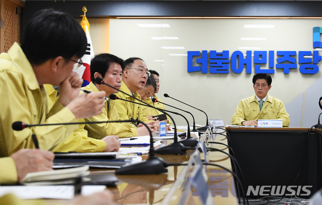 [서울=뉴시스] 장세영 기자 = 홍남기 경제부총리(왼쪽 세번째)가 25일 오전 서울 여의도 더불어민주당 중앙당사에서 열린 당정협의회에 참석해 모두발언을 하고 있다. 2020.02.25. photo@newsis.com