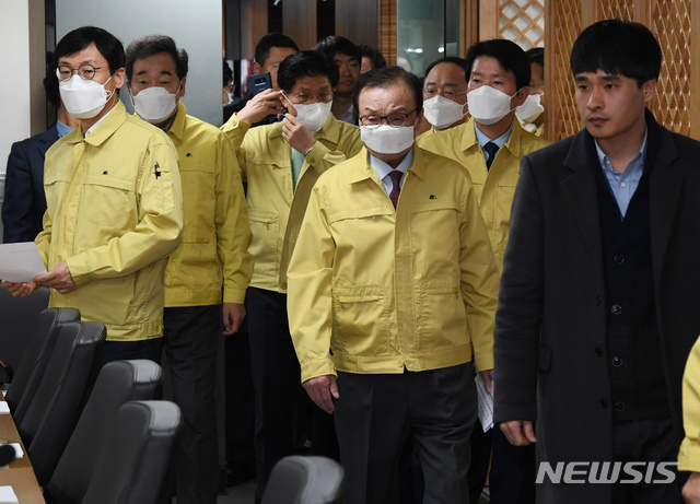 [서울=뉴시스] 장세영 기자 = 이낙연 코로나19 재난안전대책위원회 위원장(왼쪽 두번째)과 이해찬 대표가운데, 홍남기 경제부총리(왼쪽 다섯번째), 이인영 원내대표(왼쪽 여섯번째)가 25일 오전 서울 여의도 더불어민주당 중앙당사에서 열린 당정협의회에 마스크를 쓴채 입장을 하고 있다. 2020.02.25. photo@newsis.com