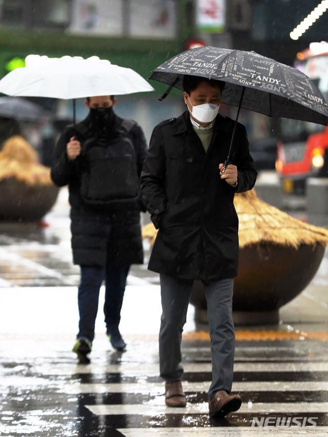 [서울=뉴시스]이윤청 기자 = 전국에서 비가 내리는 지난 2월25일 오전 서울 종로구 광화문광장에서 시민들이 출근길 발걸음을 재촉하고 있다. 2020.02.25. radiohead@newsis.com