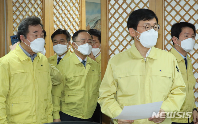 [서울=뉴시스] 장세영 기자 = 더불어민주당 이해찬 대표와 이인영 원내대표, 홍남기 경제부총리, 김상조 청와대 정책실장 등 참석자들이 25일 오전 서울 여의도 더불어민주당 중앙당사에서 열린 당정협의회에 참석하고 있다. 2020.02.25. photo@newsis.com