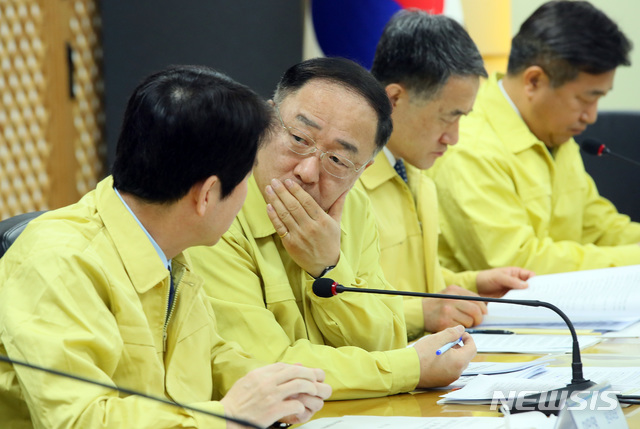 [서울=뉴시스] 장세영 기자 = 홍남기 경제부총리와 이인영 민주당 원내대표가 25일 오전 서울 여의도 더불어민주당 중앙당사에서 열린 당정협의회에서 대화하고 있다. 2020.02.25.&nbsp; photo@newsis.com