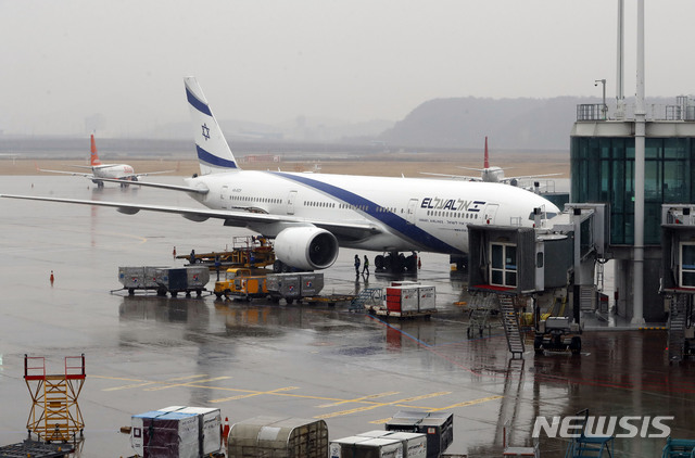 [인천공항=뉴시스] 최동준 기자 = 이스라엘 정부가 신종 코로나바이러스(코로나19)와 관련해 한국인에 대해 입국 금지 조치를 내린 가운데 현지 공항에서 발이 묶였던 국민들을 태운 이스라엘 전세기가 25일 인천국제공항에 도착해 있다. 2020.02.25.   photocdj@newsis.com