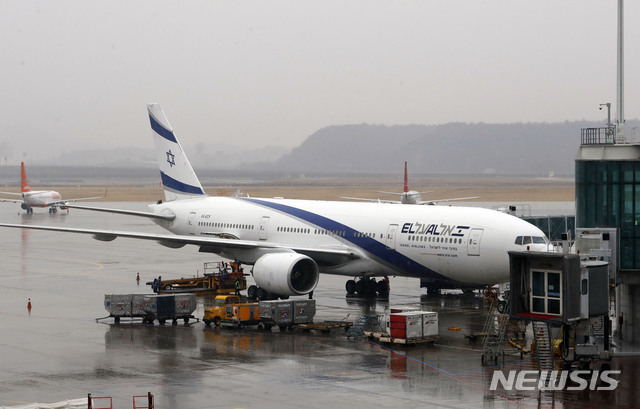 [인천공항=뉴시스] 최동준 기자 = 이스라엘 전세기가 25일 인천국제공항에 도착해 있다. 2020.02.25. photocdj@newsis.com