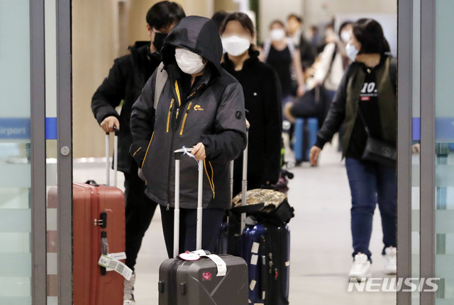 [인천공항=뉴시스] 최동준 기자 = 이스라엘 정부가 신종 코로나바이러스(코로나19)와 관련해 한국인에 대해 입국 금지 조치를 내린 가운데 현지 공항에서 발이 묶였던 국민들이 25일 인천국제공항을 통해 귀국하고 있다. 2020.02.25. photocdj@newsis.com