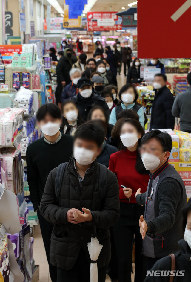 [서울=뉴시스]김선웅 기자 = 신종 코로나 바이러스 감염증(코로나19) 확산되는 가운데 25일 서울 시내의 한 대형마트에서 시민들이 입고된 마스크를 구매하기 위해 줄을 서고 있다. 20.02.25.&nbsp; mangusta@newsis.com