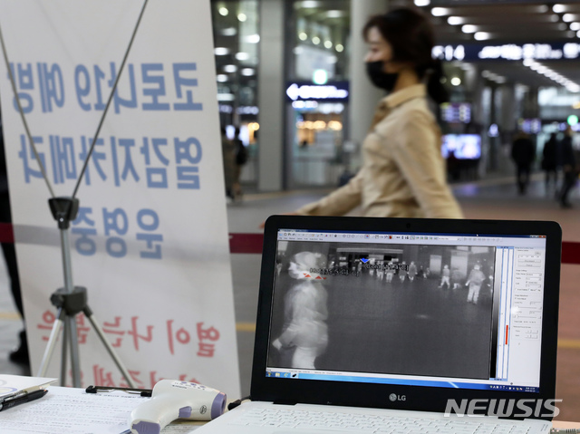 [서울=뉴시스]이윤청 기자 = SRT 운영사인 SR이 신종 코로나바이러스 감염증(코로나19) 위기경보가 ‘심각’단계로 격상됨에 따라 24일 서울 강남구 SRT 수서역 모든 출입구에 열화상카메라를 설치했다. 사진은 25일 오후 수서역에서 열화상카메라가 열차 이용객의 체온을 측정하는 모습. 2020.02.25. radiohead@newsis.com