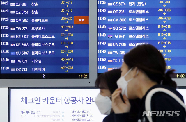 [인천공항=뉴시스] 최동준 기자 = 25일 인천국제공항 항공사 안내 전광판에 몽골 울란바토르행 항공편 결항을 알리고 있다. 신종 코로나바이러스 감염증(코로나19) 영향으로 한국인 입국을 거부하는 국가들이 늘어나 현재 이스라엘, 몽골, 홍콩, 대만 등 4개국에 대한 국제선 운항이 막힌 상황이다. 2020.02.25.&nbsp; photocdj@newsis.com