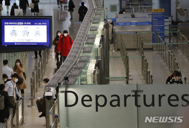 [인천공항=뉴시스] 최동준 기자 = 한국에서 신종 코로나바이러스 감염증(코로나19) 확진자가 급증한 가운데 미국 질병통제예방센터(CDC)는 한국 여행경보를 최고 단계인 3단계로 높였다. 24일(현지시간) 미 CDC는 한국을 '광범위한 지역사회 전염' 국가로 분류하면서 여행경보를 3단계로 상향 조정했다. 사진은 25일 인천국제공항 모습. 2020.02.25.&nbsp; photocdj@newsis.com