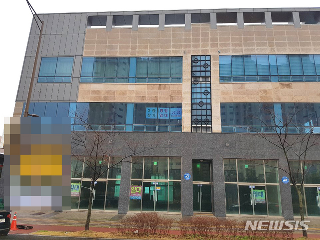 [나주=뉴시스]이창우 기자 = 코로나19 예방을 위해 방역 후 시설이 잠정 폐쇄 된 전남 나주혁신도시 내 신천지 종교시설이 입주한 건물 모습. 2020.02.25.lcw@newsis.com