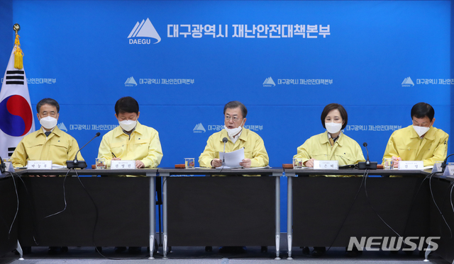 [대구=뉴시스]배훈식 기자 = 문재인 대통령이 25일 대구시청에서 열린 신종 코로나바이러스 감염증(코로나 19) 대구지역 특별대책회의에 참석해 발언하고 있다. 왼쪽부터 박능후 보건복지부 장관, 권영진 대구시장, 문 대통령, 유은혜 사회부총리 겸 기획재정부 장관, 진영 행정안전부 장관. 2020.02.25. dahora83@newsis.com