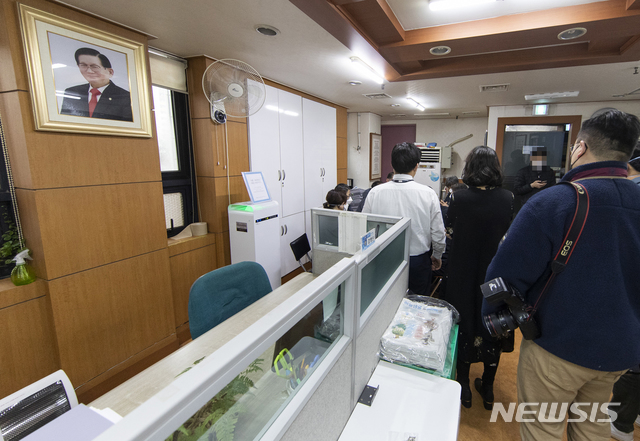 [과천=뉴시스] 김종택 기자 = 25일 경기 과천시 신천지예수 교회 부속시설에서 경기도 관계자들이 신종 코로나바이러스 감염증(코로나19)관련 역학조사를 하고 있다. 경기도는 '신천지 과천교회 신도 2명이 코로나19 확진판정을 받았으며 신도 명단을 제출하겠다고 했지만 정확한 명단인지 알수없어 과천본사에 대한 강제역학조사에 들어가게 됐다'고 밝혔다. 2020.02.25.(사진=경기도제공) semail3778@naver.com