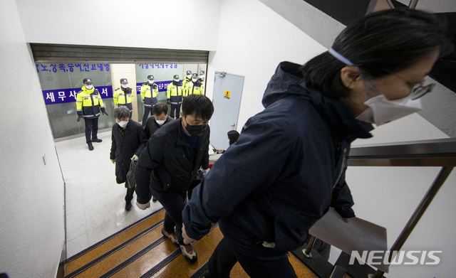 [과천=뉴시스] 김종택 기자 = 25일 경기 과천시 신천지예수 교회 부속시설에서 경기도 관계자들이 신종 코로나바이러스 감염증(코로나19)관련 역학조사를 위해 시설내부로 들어서고 있다.경기도는 '신천지 과천교회 신도 2명이 코로나19 확진판정을 받았으며 신도 명단을 제출하겠다고 했지만 정확한 명단인지 알수없어 과천본사에 대한 강제역학조사에 들어가게 됐다'고 밝혔다. 2020.02.25.(사진=경기도제공) semail3778@naver.com