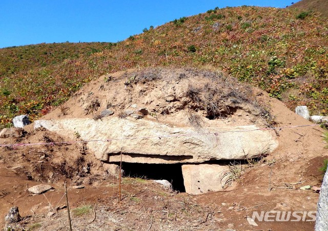 [서울=뉴시스] 2016년 북한이 개성시 해선리에서 발굴한 고려 9대 덕종(德宗)의 무덤인 숙릉(肅陵)의 무덤칸(묘실) 입구. 도굴의 흔적이 뚜렷하다. (사진=평화경제연구소 제공) 2020.02.29. photo@newsis.com