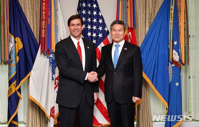 [서울=뉴시스]정경두 국방부 장관과 마크 에스퍼 미 국방장관이 24일(현지시간) 미국 워싱턴 D.C.에서 한미 국방장관회담에 앞서 악수하고 있다. (사진=국방부 제공) 2020.02.25.&nbsp; photo@newsis.com
