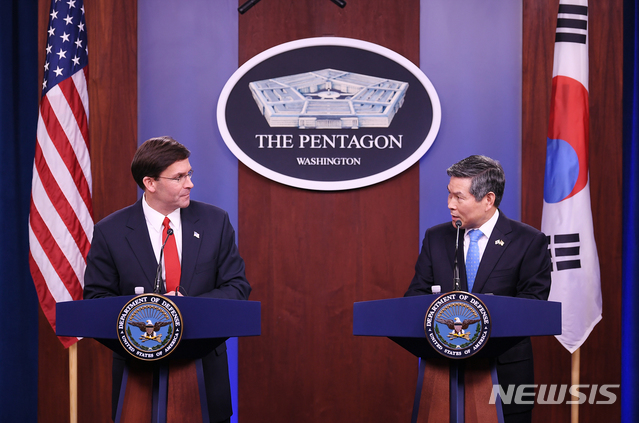 [서울=뉴시스]정경두 국방부 장관과 마크 에스퍼 미 국방장관이 24일(현지시간) 미국 워싱턴 D.C. 국방부에서 공동기자회견을 하고 있다. (사진=국방부 제공) 2020.02.25.  photo@newsis.com 
